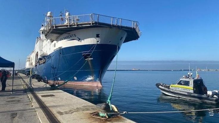 Salerno, attracca nave con 99 migranti: 57 sono minori