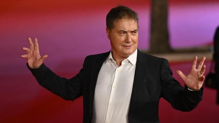 Corrado Guzzanti: “Sono lento e pigro, ma stavolta torno a teatro”