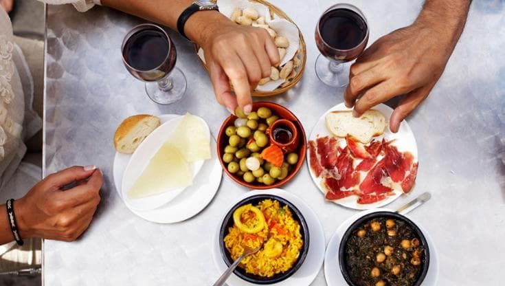 La Milano da mangiare (bevendo): così le enoteche con cucina cambiano il rito dell’aperitivo