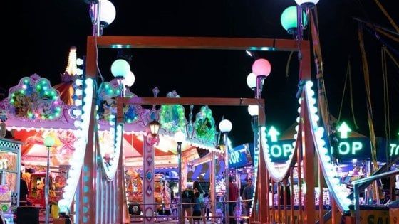Assembramenti sulle giostre, troppi senza mascherine: il sindaco chiude il lunapark del Varesotto