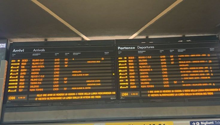 Napoli,  caos treni, l'odissea di vacanzieri e pendolari alla stazione Garibaldi. Ritardi sino a 90 minuti e cancellazioni: "Così è un incubo qualcuno intervenga"