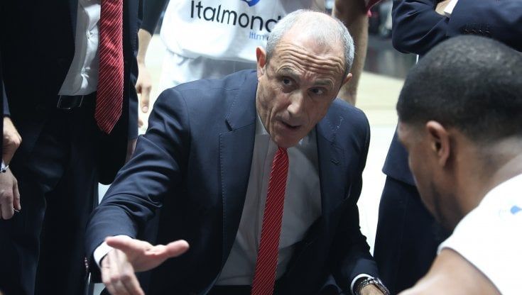 Basket Eurolega, per l'Olimpia esame di greco al Pireo. Inchiesta per uno striscione contro Ettore Messina a Bologna