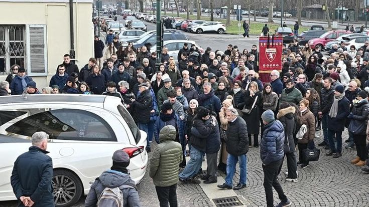 L’ultimo saluto a Davide, caduto in bici in via Nizza: “Ora sei con il tuo fratellone”