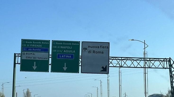Scontro tra due auto e un motorino sulla Roma-Fiumicino: un morto e un minore ferito
