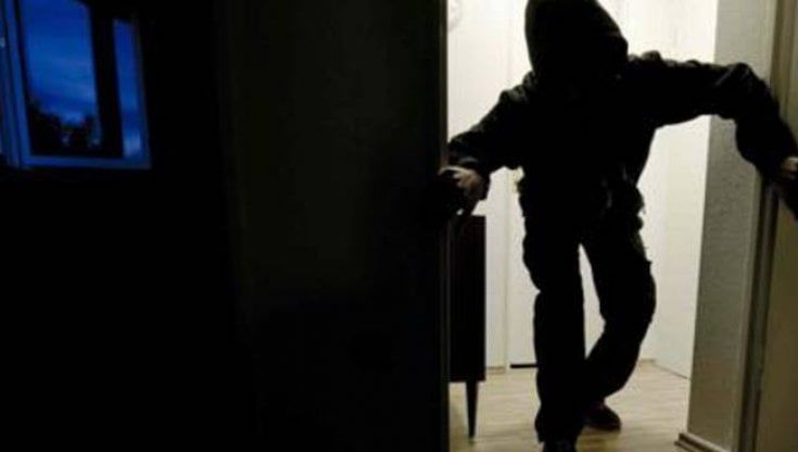 Ladri in azione mentre i proprietari dormono: furto in un appartamento nel quartiere Montanara