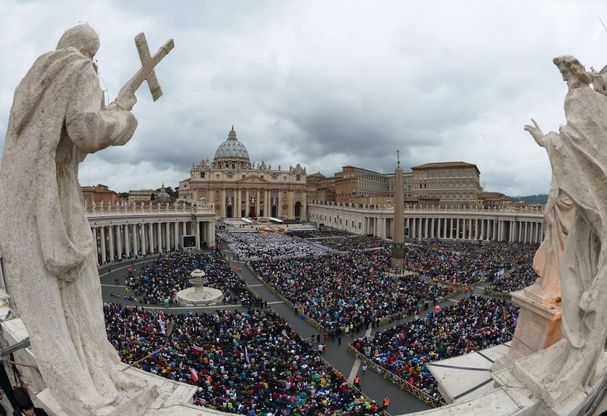 Canonizzazione, piazza San Pietro stracolma: le immagini dall'alto