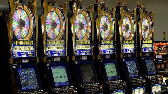 Bergamo, agente giocava alle slot mentre era in servizio: condannato a due mesi