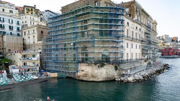 Napoli, il restauro infinito di Palazzo Donn’Anna: “In gabbia da 3 estati”