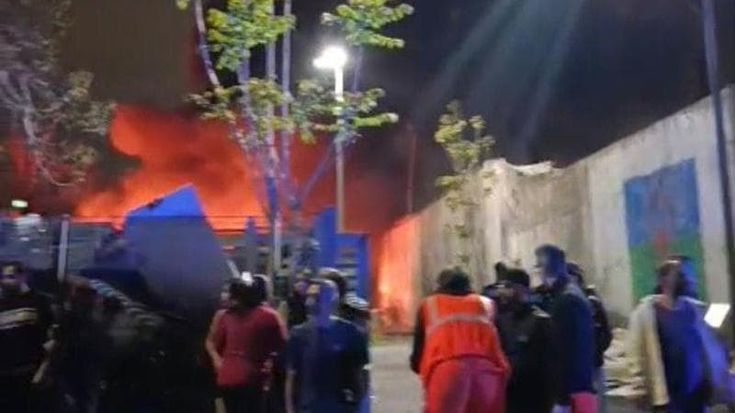 Terrore in villaggio rom per lite tra famiglie: scoppia incendio e una donna viene investita