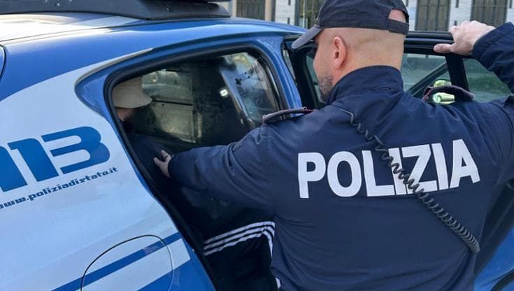 “Aiutatemi, mio marito ucciderà me e i bambini”. Denuncia e fa arrestare l’uomo: picchiata per anni