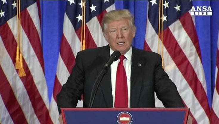 Trump: "Le informazioni false sono una macchia per gli 007"