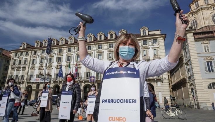 Zona arancione, a Torino artigiani in piazza all'insegna della speranza: "Adesso aiutateci a ripartire"