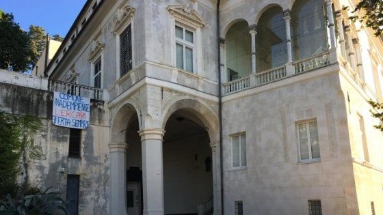Biblioteca Lercari a rischio chiusura, uno striscione accusa il Comune