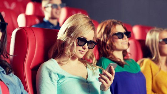 Il cinema Usa si piega ai Millennials: sale riservate a chi non riesce a smettere di chattare