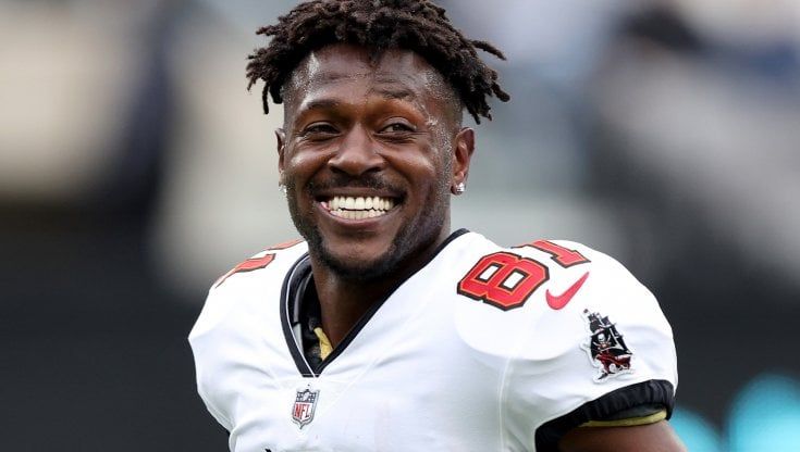 Nfl, l'ultima follia del fuoriclasse Brown: pianta in asso Brady & C. durante la partita e i Bucs lo cacciano dalla squadra