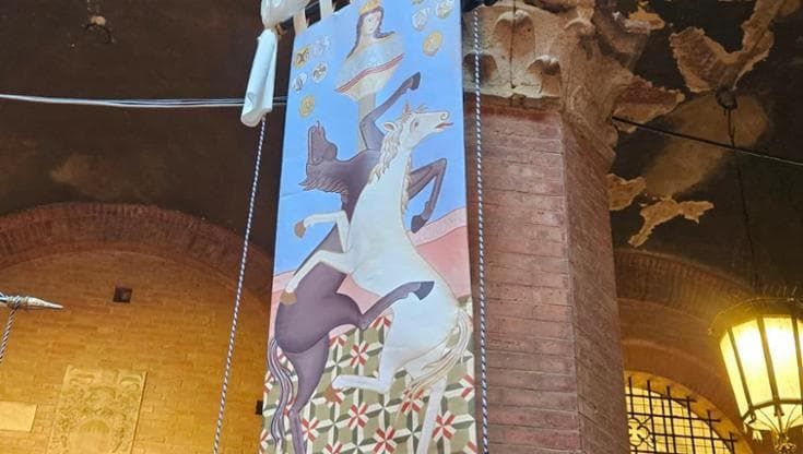 Vigilia di Palio con lite: contestato il drappo con i cavalli avvinghiati. “Sembra un porno equino”