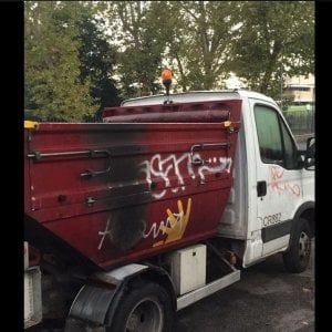 Roma, la denuncia di Muraro: "Bruciati tre veicoli Ama"