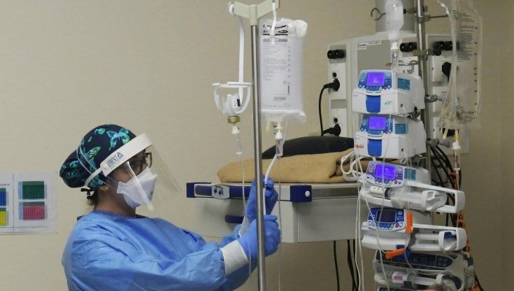 Sedicenne si sveglia dopo un mese di coma: "Ciao mamma", le sue prime parole