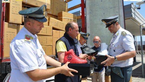 Brindisi, sequestrate al porto 1.800 paia di scarpe griffate Armani: erano contraffatte