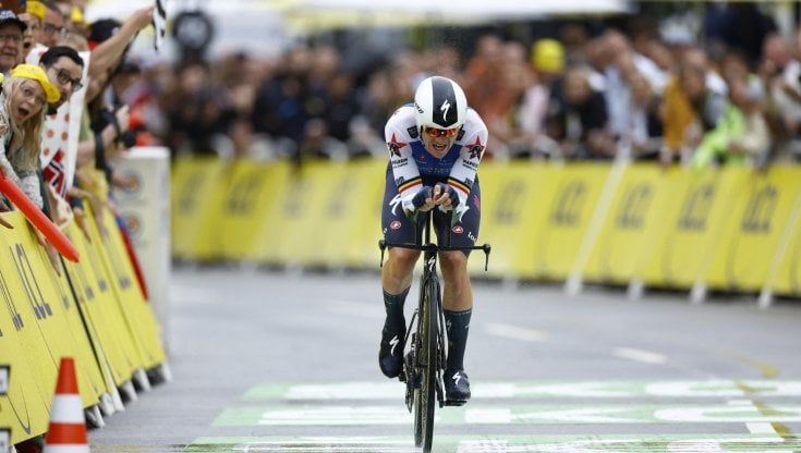 Tour de France, Lampaert vince a sorpresa la crono e prende la maglia gialla, Ganna fuori dal podio