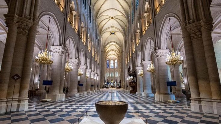 Notre-Dame, le prime immagini nella cattedrale risorta. Macron: “Trasformato il carbone in arte”