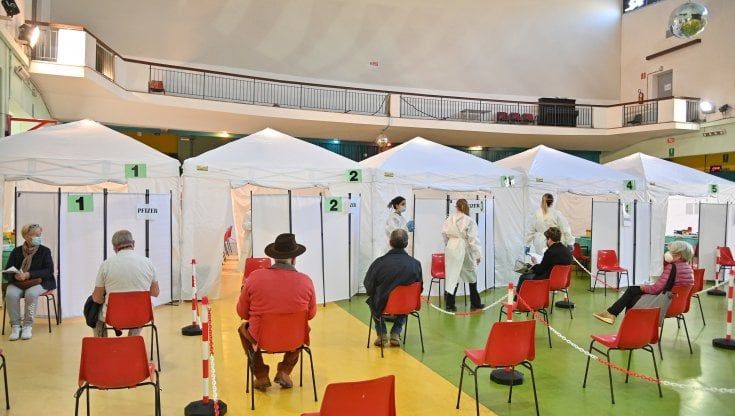 Covid, over 50, 60, 70 e tutti gli altri: ecco come e quando prenotare il vaccino in Toscana