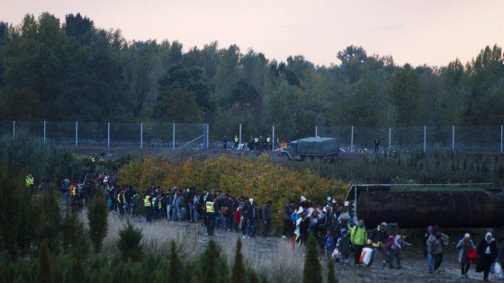 Migranti, doppio naufragio nel Mediterraneo: 16 vittime, anche tre bambini. Ungheria blocca la frontiera 