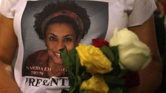 Brasile, un anno fa la morte di Marielle Franco. L'abbraccio del killer a Bolsonaro