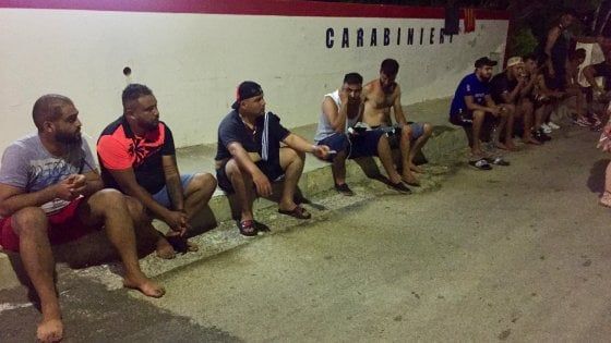 Migranti, Lamorgese: "Il governo invierà in Sicilia militari e navi per quarantena"