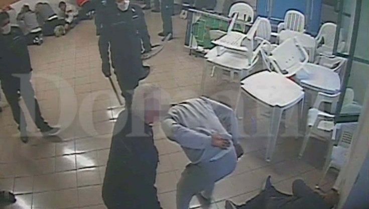 Violenze in carcere: l'accusa chiede la proroga dei domiciliari per venti poliziotti