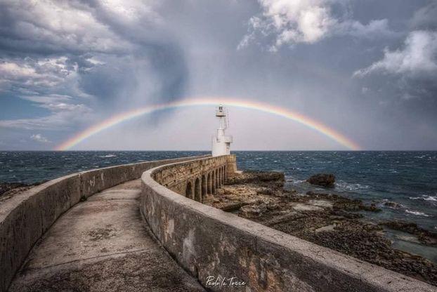 L'arcobaleno abbraccia il faro di Otranto, lo scatto è una poesia 