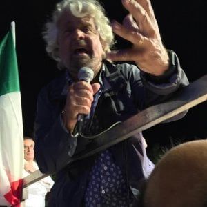 Terremoto, Grillo contro il governo: "Solo pannicelli caldi". Fiano (Pd): sciacallo. E Salvini lancia Tronca contro Errani 