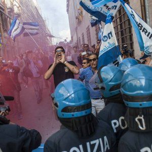 Renzi all'Aquila, tensione e contestazioni. "Su ricostruzione non faccio annunci show"