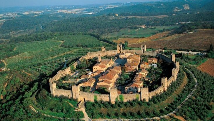 Due città in guerra, un territorio ricco (di vino) e un gallo (nero) che veglia su di esso da secoli