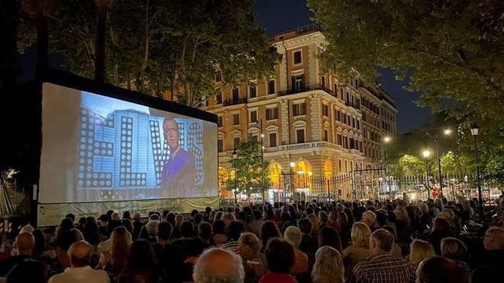 CineVillage a piazza Vittorio, maxi schermo troppo vicino alle palme monumentali: arriva la multa