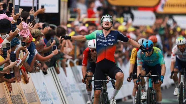 Tour, a Pau volata vincente per l’olandese Kooij, diverse cadute nel finale. Traaen resta in giallo