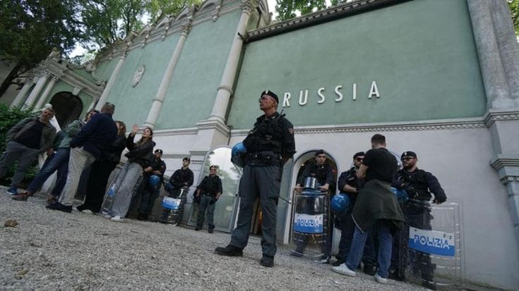 Giuli e Kiev contro Salvini, atteso oggi al padiglione russo