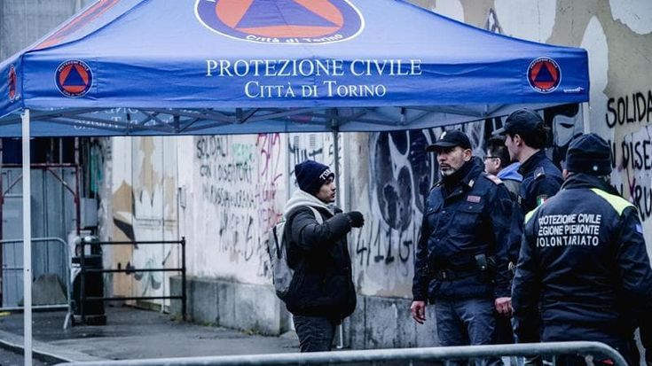 Tende e bagni chimici per gli stranieri che attendono di notte al gelo il permesso di soggiorno