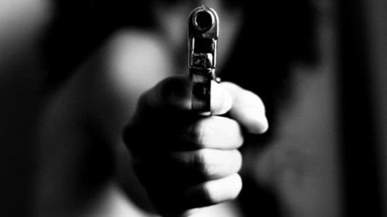 Napoli, punta pistola alla tempia della vittima davanti a due bambini: arrestato estorsore