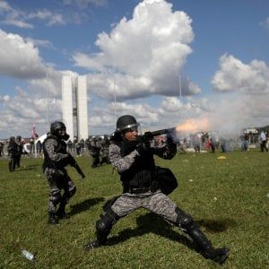 Brasile, folla assalta i ministeri. Temer schiera l'esercito, poi fa marcia indietro
