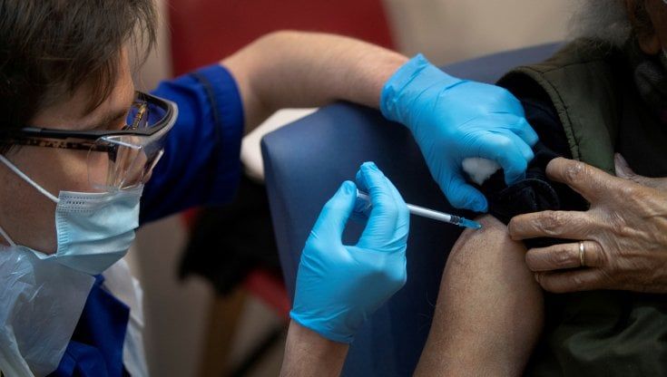 Usa, verso il via libera al vaccino Pfizer: forse già oggi l'approvazione