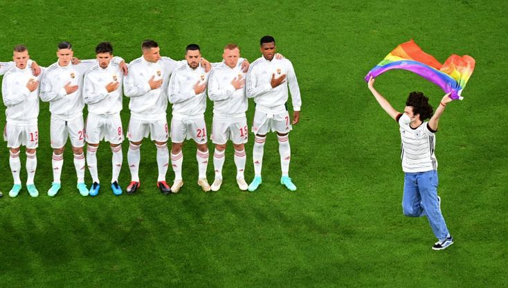 Germania-Ungheria, attivista Lgbt in campo con la bandiera arcobaleno durante l'inno ungherese