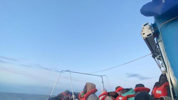 A Lampedusa i 44 migranti sopravvissuti dopo 5 giorni in piattaforma. “Pensavamo di non farcela”