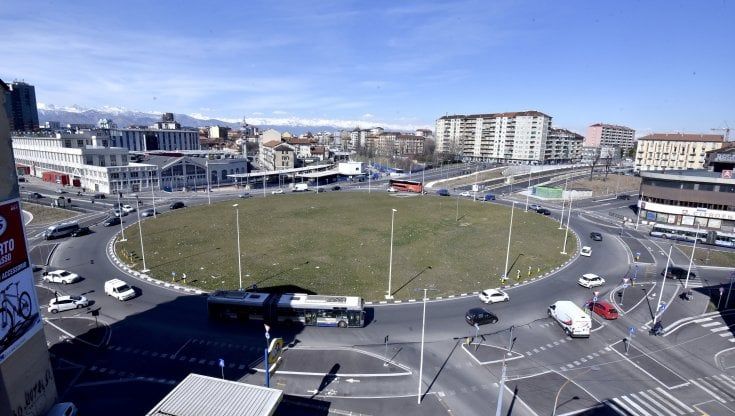 Torino, tre milioni per rifare piazza Baldissera: semafori intelligenti e addio rotonda per abbattere le code