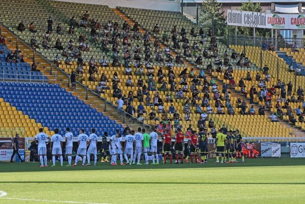 Tifosi distanziati e con la mascherina, a Parma stadio aperto per l'amichevole