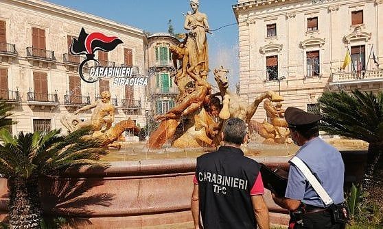 Siracusa, fanno il bagno nella fontana e la danneggiano: denunciati due turisti inglesi