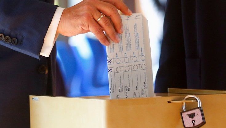 Germania, la gaffe di Laschet: piega male la scheda e il voto si vede