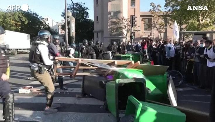 Parigi, scontri tra studenti e polizia: gli agenti smantellano una barricata eretta dai manifestanti