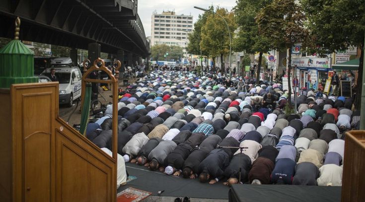 Germania, musulmani moderati contro l'IS: la protesta &egrave; una preghiera