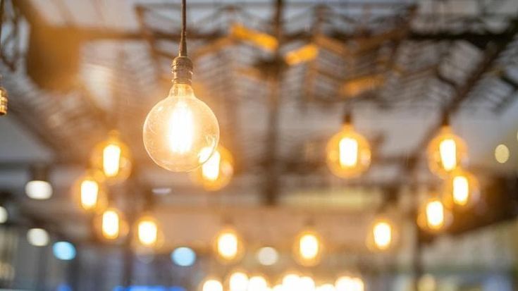 Luce, negli ultimi due anni prezzi imprevedibili. Cosa aspettarsi dal 2026